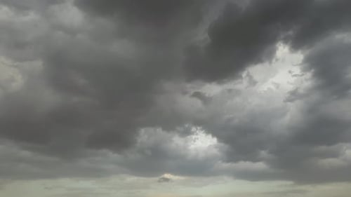 Episch flüssiger, lang spielender Wolkenlandschafts-Zeitraffer mit Wolken, die sich in zwei verschiedene Richtungen bewegen, bevor t