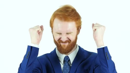 Homme d'affaires à barbe aux cheveux roux hurlant