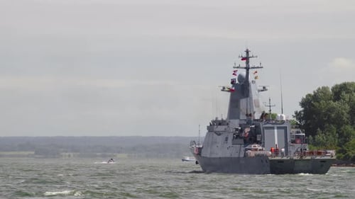 O navio de guerra entra no porto