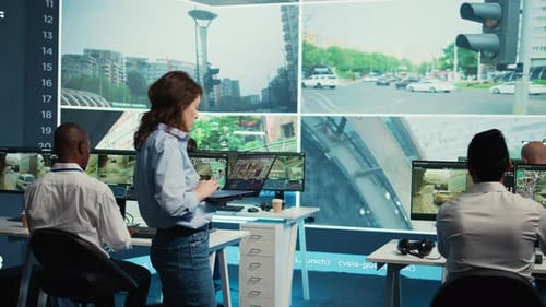 La líder del equipo monitorea el tráfico de la ciudad con su diverso equipo en una pantalla grande