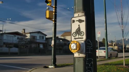 Botão de pressão de travessia de bicicleta na interseção. Sinais de trânsito. East Vancouver, Colúmbia Britânica
,