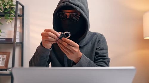 Um hacker examina um cadeado.