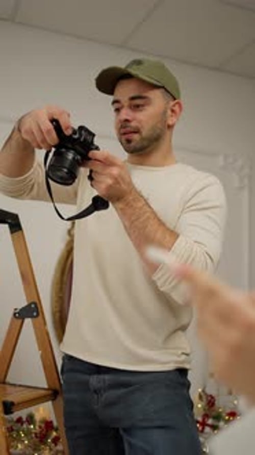 Um fotógrafo masculino segura uma câmera profissional nas mãos