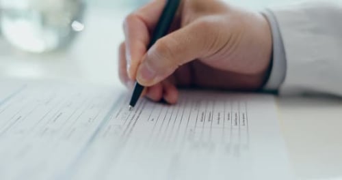Rédaction d'un médecin sur des documents pour les formalités d'assurance maladie