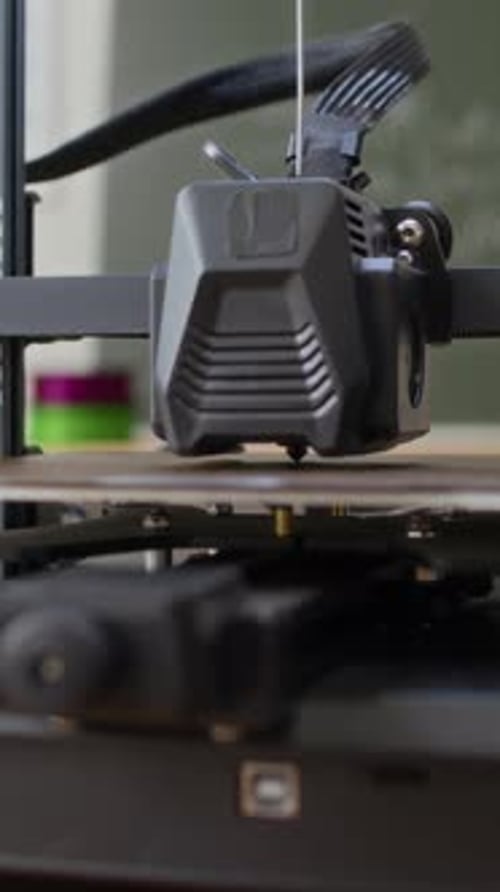 Extrudeuse d'imprimante 3D fonctionnant dans une salle de classe moderne