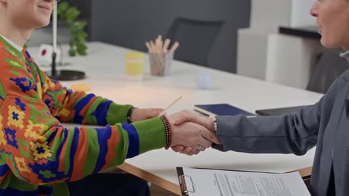 Gerente de contratación estrechando la mano del empleado durante la entrevista de trabajo
