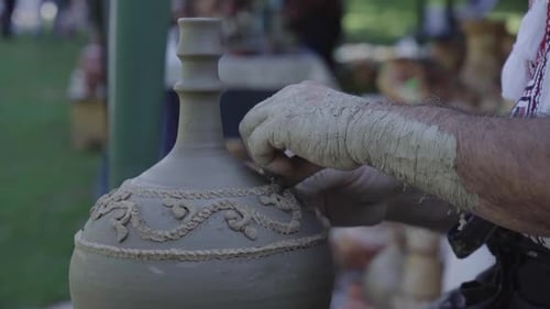 Potter décore manuellement un pichet