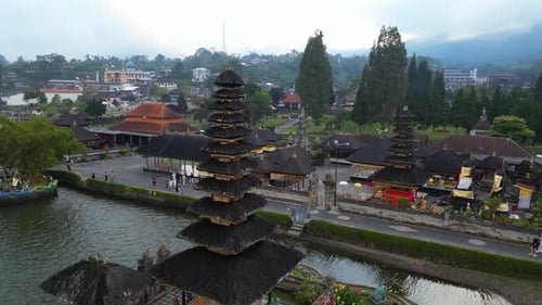 Foto aérea del templo de Pura Ulun Danu Beratan (Pura Bratan) en Bali, Indonesia