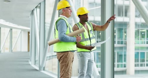 Trabajo en equipo, planificación, arquitectos y hombres con un plan para la construcción, el diseño y el punto de construcción