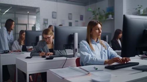 Département financier d'une entreprise moderne, ouvrières travaillant avec des ordinateurs