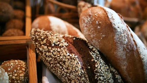 Frisches Brot im Bäckereikorb