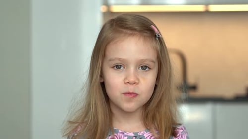 Niña come pastillas y saca la lengua con vitaminas, medicamentos, medicamentos, atención médica