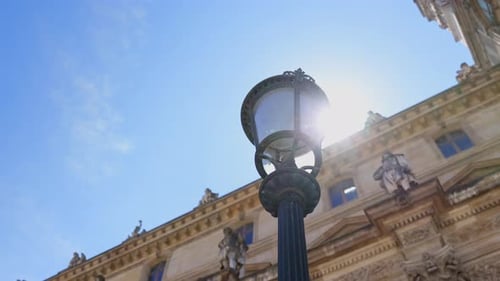 Iluminação pública no pátio do Museu do Louvre em Paris, França.