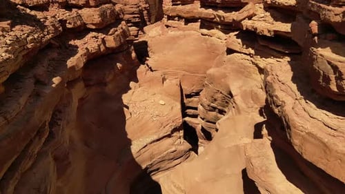 Roter Canyon, glatte Sandsteinwände in Bewegung in Rot, tolle Felsformationen, wunderschöner Ort