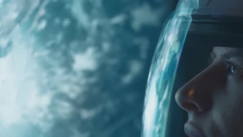 Astronaut mit Nebel und Galaxien im Weltraum, Reflexion des Planeten Erde, Milchstraße mit Galaxiensternen