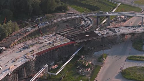 Continúa la construcción de un puente con vehículos en Riga, Letonia