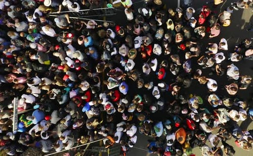 Aérea, multidão e grupo de pessoas na cidade na rua para concerto, festival de música