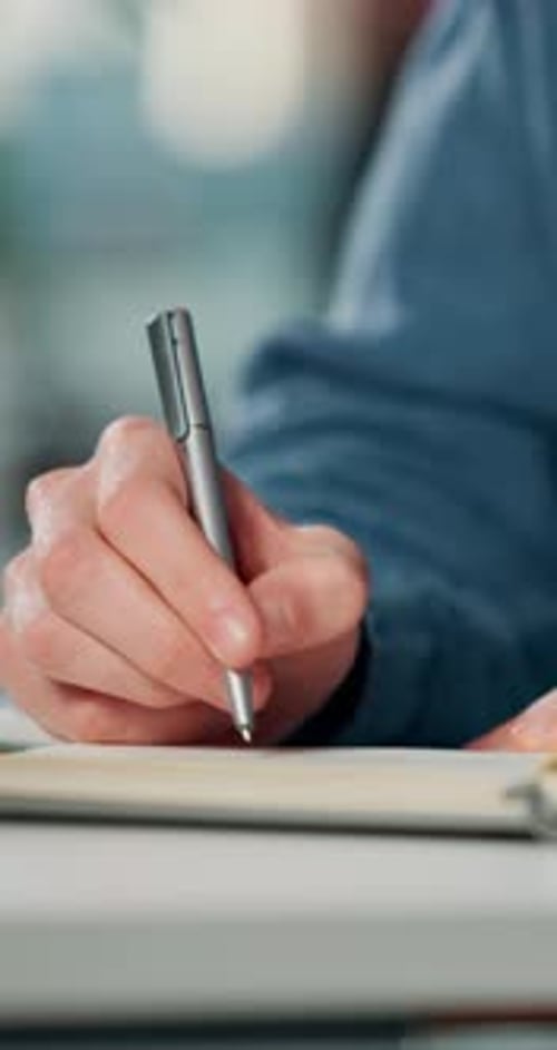 Escritura, planificación y manos de una persona de negocios en la oficina para recordar, programar y cuaderno