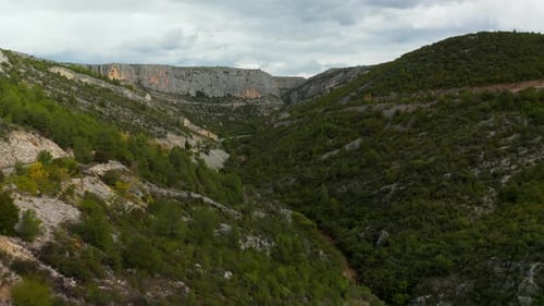 Luftaufnahmen zeigen die kroatischen Berge