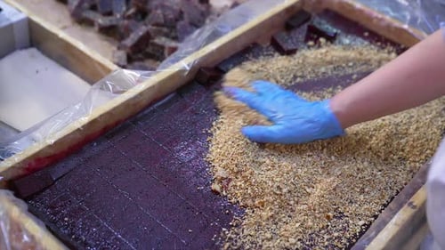 Capa morada oscura de mermelada cortada en trozos en una caja de madera.
