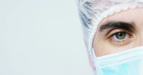 Retrato de um médico ou cirurgião que parece orgulhoso, feliz e sorridente por seu trabalho no cli