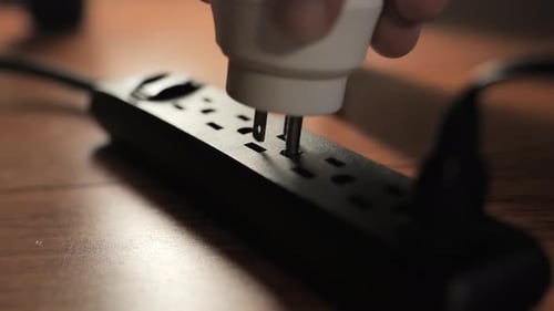 Stecken Sie den EU-Adapter in das schwarze Verlängerungskabel US Typ A Typ B