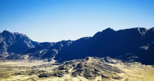 Sonnenbeschienenes Kratertal, das sich in Richtung Bergketten erstreckt