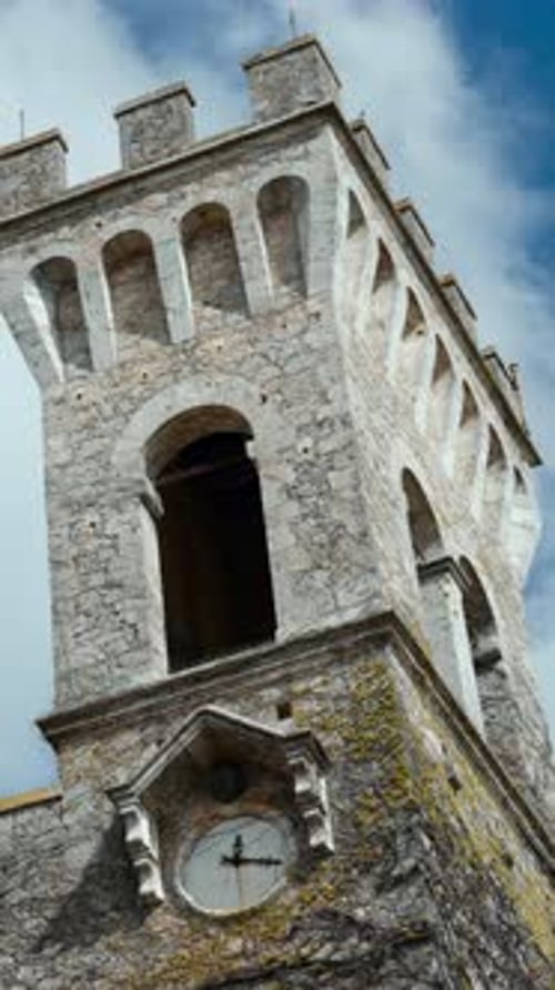 Majestätischer mittelalterlicher Glockenturm auf der Suche nach dem Himmel