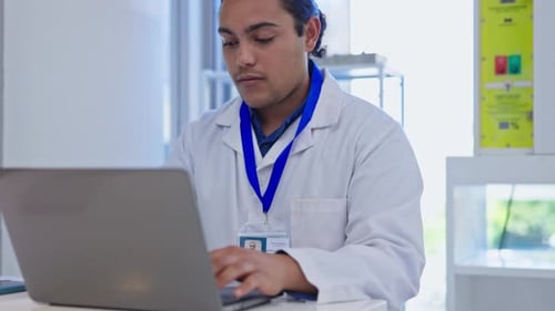Wissenschaft, Laptop und Mensch im Labor für medizinische Forschung, Impfstoffentwicklung und Analytik