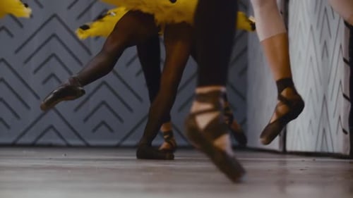 Nahaufnahme von Ballerina-Füßen beim Tanzen von Ballettelementen in Superzeitlupe