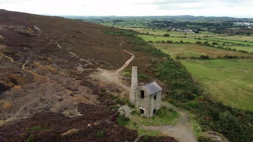 Cheminée en brique abandonnée du mont Parys, mine de cuivre, ruine de pierre, vue aérienne, descente lente