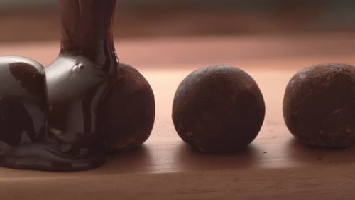 Schokolade, die in Superzeitlupe auf Trüffel gegossen wird. Aufgenommen mit der Phantom Flex 4K-Hochgeschwindigkeitskamera
.