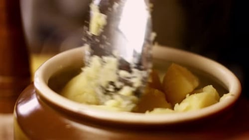 How to Make Creamy Mashed Potatoes with Cheddar
