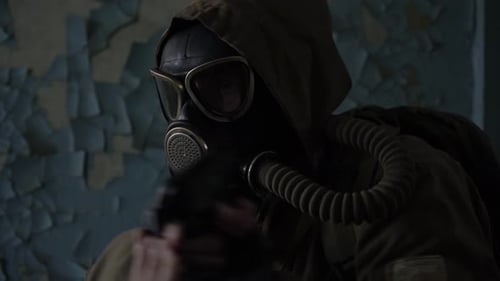 Militärmann oder Stalker im zerstörten Gebäude nach der Apokalypse Survival Concept