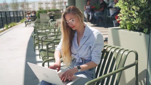 Aus der Ferne arbeitende Freiberuflerin mit Laptop