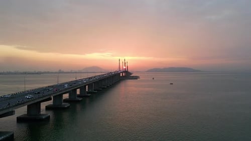 Luftbewegung in der Nähe der Penang Bridge Highway bei Sonnenaufgang