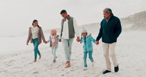 Familia feliz, tomados de la mano y paseando por la playa de vacaciones, viajes y libertad de vacaciones juntos