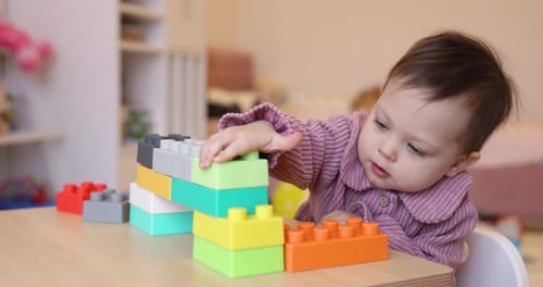 Menina caucasiana brincando com blocos de construção