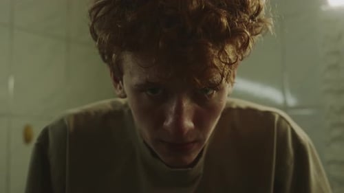 Portrait d'un jeune homme regardant la caméra exprimant sa détresse émotionnelle
