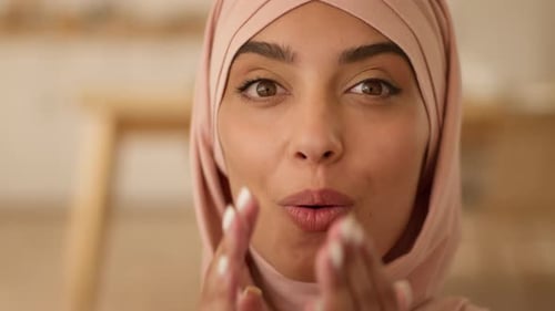 Portrait, émerveillée, étonnée, surprise, choquée, stupéfaite, souriante, heureuse, Indienne, fille arabe