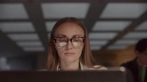 Empresária com foco em laptop no local de trabalho no escritório