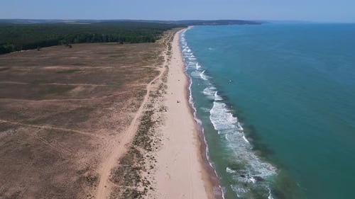 Images aériennes des plages sauvages bulgares le long de la côte de la mer Noire : sable immaculé, eau turquoise