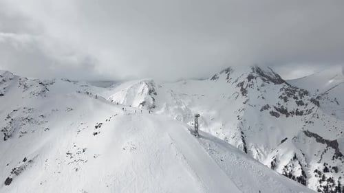 Vue panoramique prise par un drone en Slowmotion montrant un skieur dévalant la crête d'une montagne