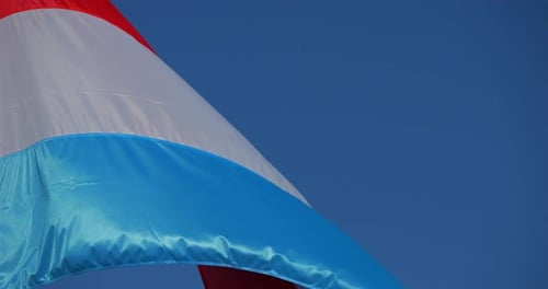 Die luxemburgische Nationalflagge weht im Wind.