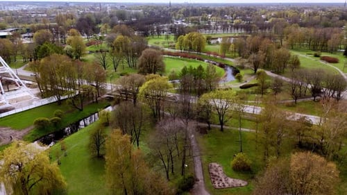 Tráfego rodoviário ao longo do Victory Park (parques Uzvaras) em Riga, Letônia. Foto aérea
