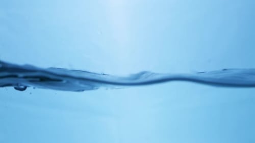 Fluiddynamische Ansicht von Süßwassertröpfchen in Bewegung Die Slow-Motion-Wasserripple Eff aus der Natur