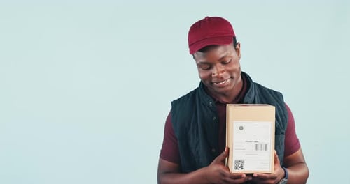 Zusteller, Boxen und Point in Studio mit Platz, Lächeln und Modell für die Lieferkette von Blue