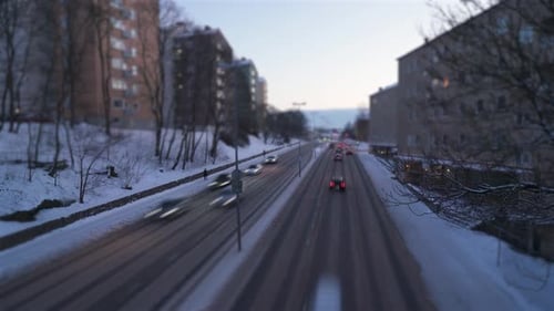 Zeitraffer des Verkehrs. Tilt-Shift-Miniatureffekt Schneeverhältnisse.
Transport