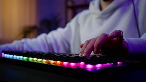 Cyber-Sportwoman-Hände mit Ringen funktionieren mit Neontastatur