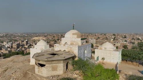 Vue surélevée de la ligne d'horizon de Sukkur avec les dômes des mosquées, Pakistan